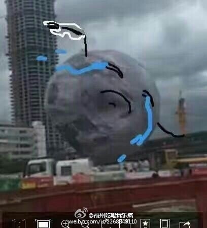Граждан Китая испугал немалый шар, прокатившийся по улицам