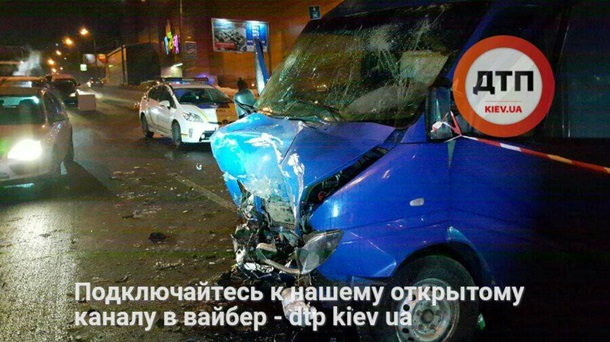 Смертельное ДТП в Киеве: 9 человек пострадали, погибла женщина