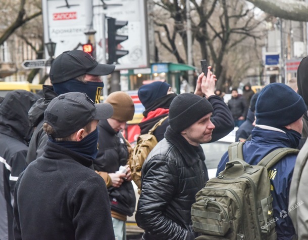 В Одессе активисты облили краской русский банк