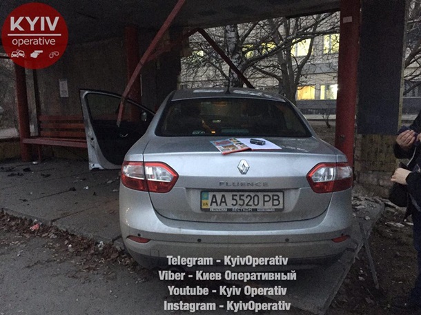 В Киеве неуправляемый автомобиль «Renault» снес остановку