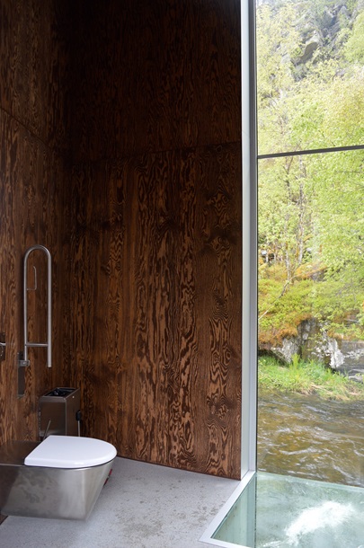 У Норвегії збудували вбиральню з видом на водоспад
