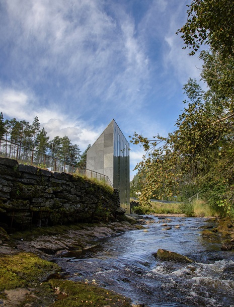 У Норвегії збудували вбиральню з видом на водоспад