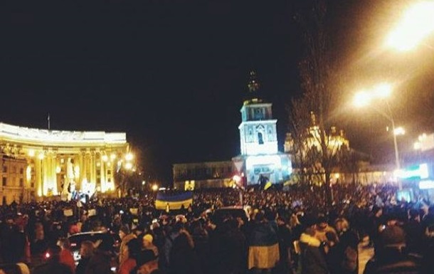 На Михайловской площади обещание властей найти виноватых в событиях на Евромайдане встретили криками 