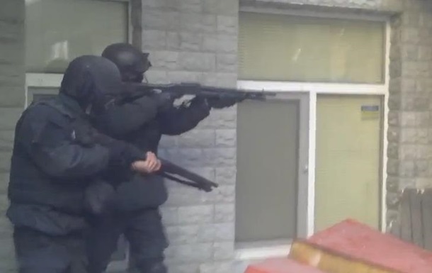Заблокированные во вдоре Шелковичной милиционеры отстреливаются от протестующих