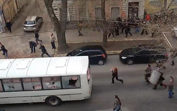 Харьковские митингующие дали отпор спецназу