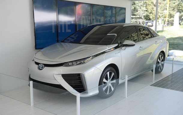 Toyota вживую показала первый серийный седан на водороде