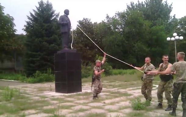 На Донбасі звалили перший пам ятник Леніну 