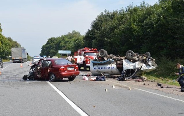 В Ровенской области грузовик столкнулся с автомобилем, погибли четыре человека