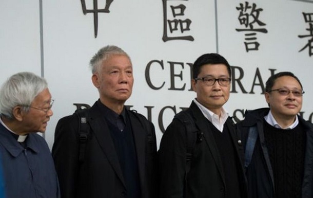 Лидеры протестов в Гонконге сдались в полицию