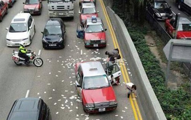 В Гонконге на дорогу рассыпали 35 миллионов долларов 