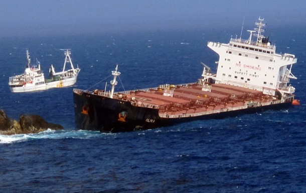 Нефтяной танкер и сухогруз столкнулись у берегов Сингапура: разлилась нефть