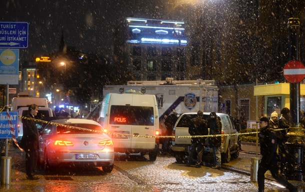 Теракт в Стамбуле: погиб полицейский, есть раненые