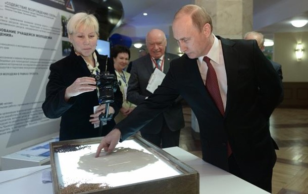 Путин нарисовал рожицу на песке