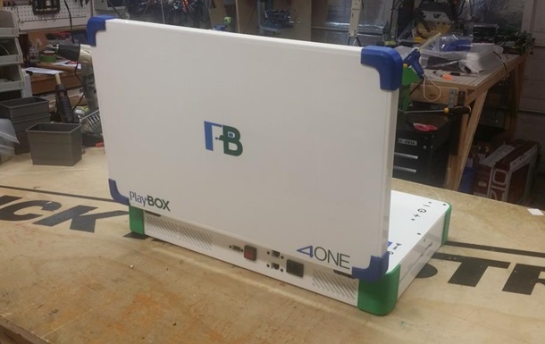 "Play Box": Xbox  PlayStation    