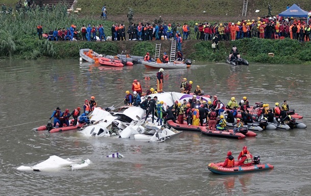 Крушение самолета в Тайване: спасатели ищут 12 человек
