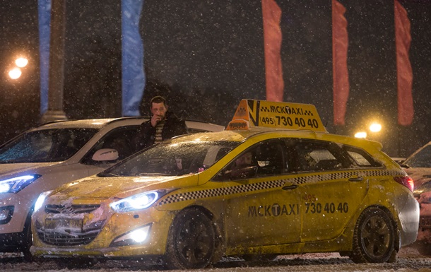 Тысячи российских таксистов бастуют против интернет-сервисов