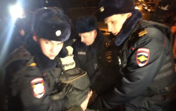 В Москве задержали людей за попытку возложить цветы в память Небесной сотни