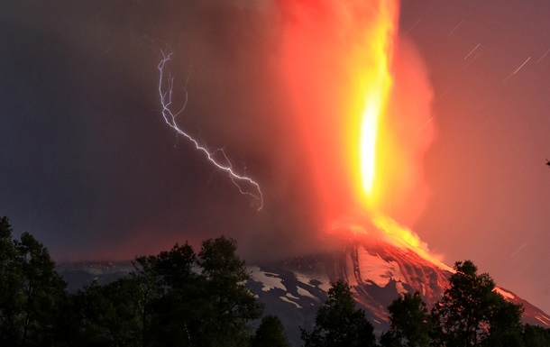 В Чили началось извержение вулкана, людей эвакуируют