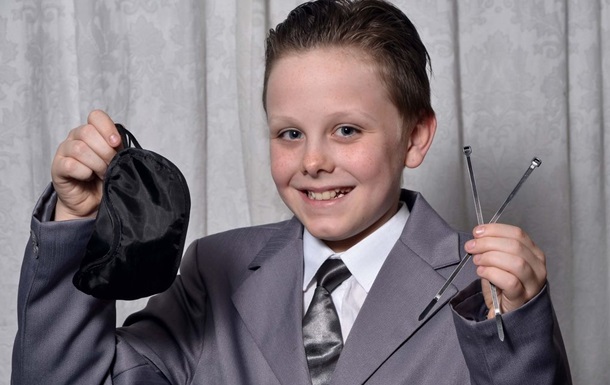 11-летний британец пришел в школу в костюме из фильма 50 оттенков серого