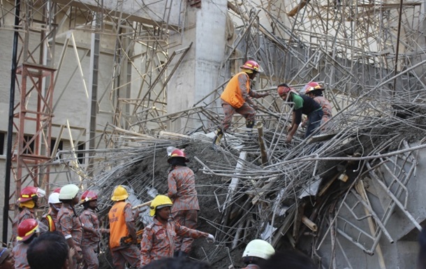 В Бангладеш рухнуло здание, под завалами - десятки людей