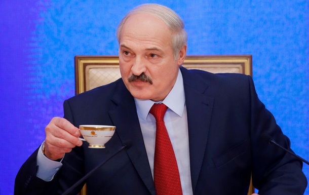 Лукашенко обязал тунеядцев два раза в год платить сбор