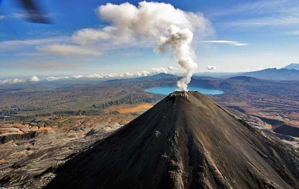 На Камчатке три вулкана выбросили столбы пепла