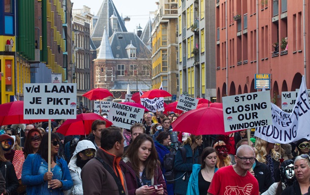 Проститутки Амстердама не хотят закрывать окна борделей
