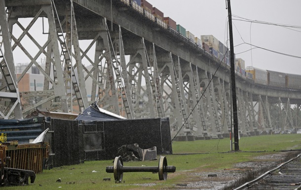 В США шквальный ветер сдул с моста поезд