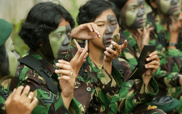 Армию Индонезии призывают прекратить проверки новобранцев на девственность