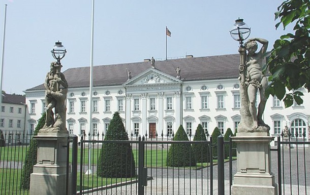 У двір резиденції президента Німеччини кинули коктейль Молотова