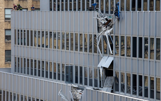 Строительный кран упал на небоскреб в центре Нью-Йорка