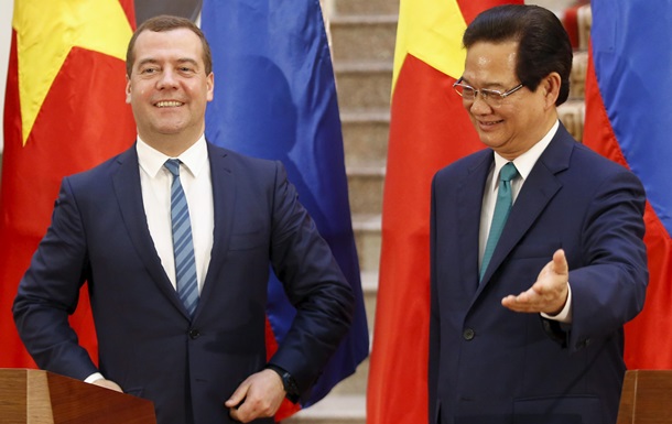 Медведев поблагодарил санкции за разворот России на Восток