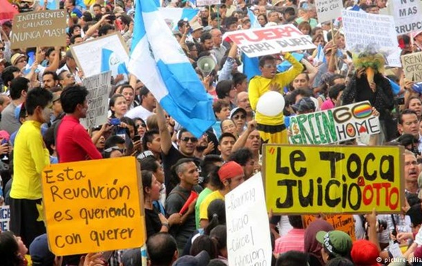 В Гватемале тысячи протестующих требовали отставки президента