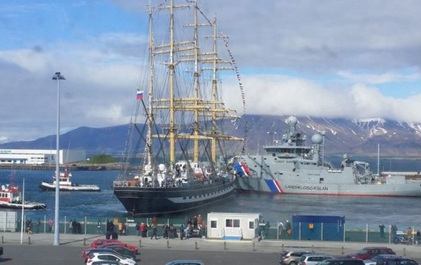 Российский парусник повредил два корабля береговой охраны Исландии