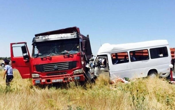 Микроавтобус врезался в грузовик в Казахстане: 14 погибших