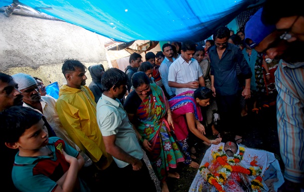 От отравления алкоголем в Индии умерло уже 90 человек