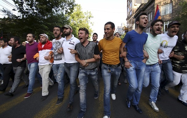 В Ереване демонстранты создают баррикады из урн