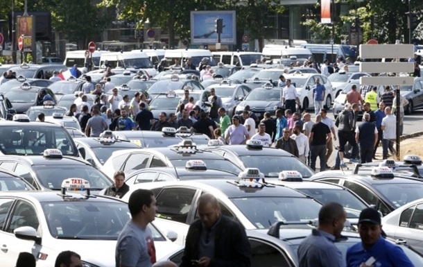 Премьер Франции обещает наказать таксистов-забастовщиков