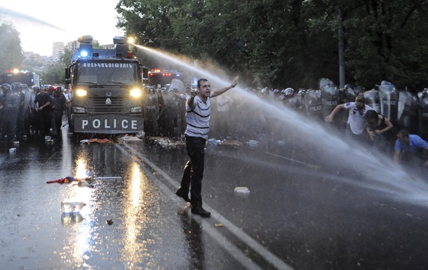 Полиция Еревана намерена очистить улицы от митингующих до конца дня