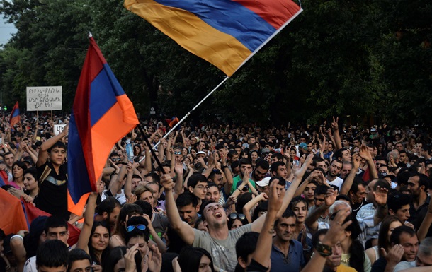 Протестующим в Ереване дали полчаса до разгона. Онлайн-трансляция