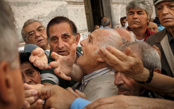 Греческие пенсионеры штурмуют банки
