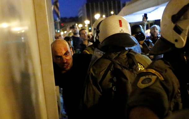 Полиция в Афинах применила против демонстрантов слезоточивый газ