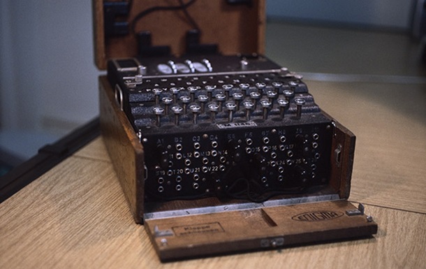 На аукционе продали знаменитую шифровальную машинку Enigma