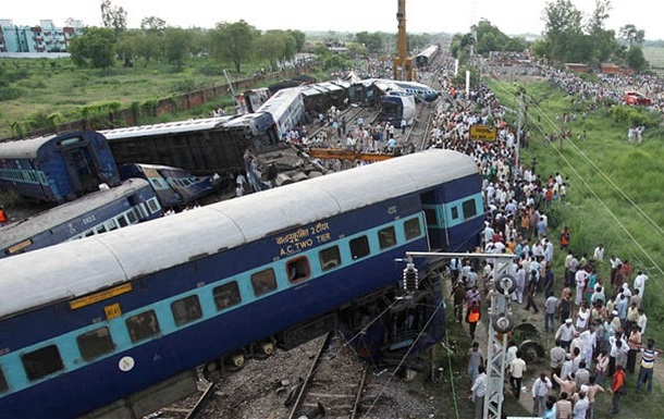 Два пассажирских поезда сошли с рельсов в Индии
