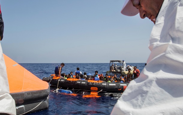 У побережья Ливии перевернулось судно с беженцами
