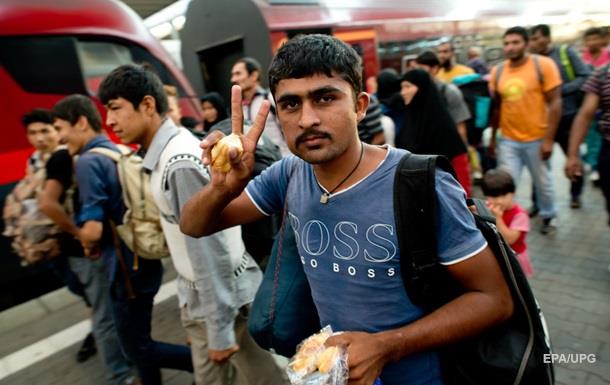 Сотни мигрантов прибыли поездами из Будапешта в Вену