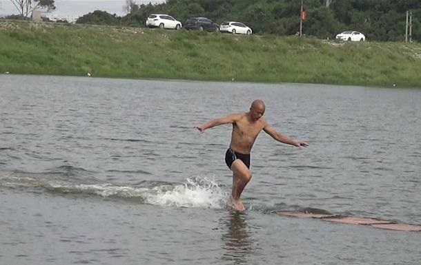 Шаолиньский монах прошел по воде 125 метров 