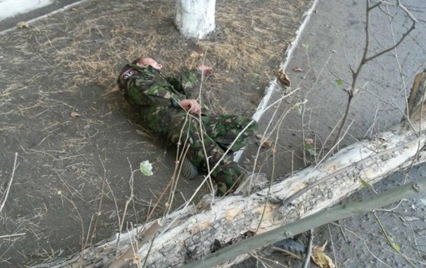 На бойца Правого сектора упало дерево, которое он охранял 1687699