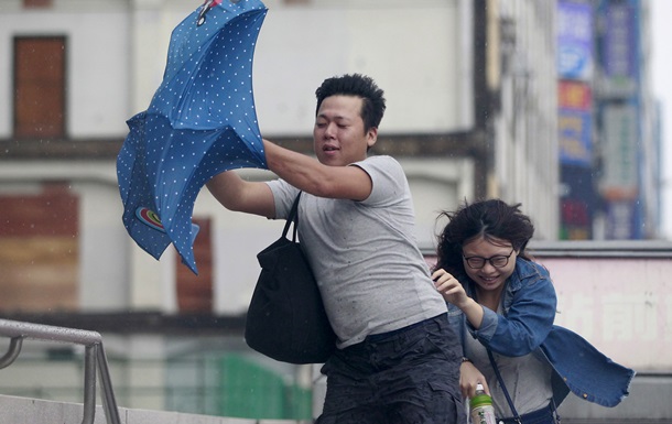 На Тайване эвакуировали тысячи людей из-за тайфуна
