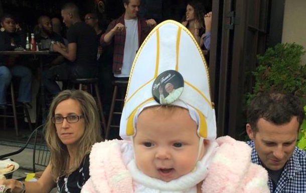 Папу Римского развеселил ребенок в наряде понтифика